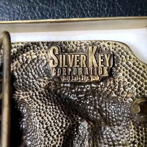 Bronze bear belt buckle from the Silver Key Corp - Picture 3 of 4